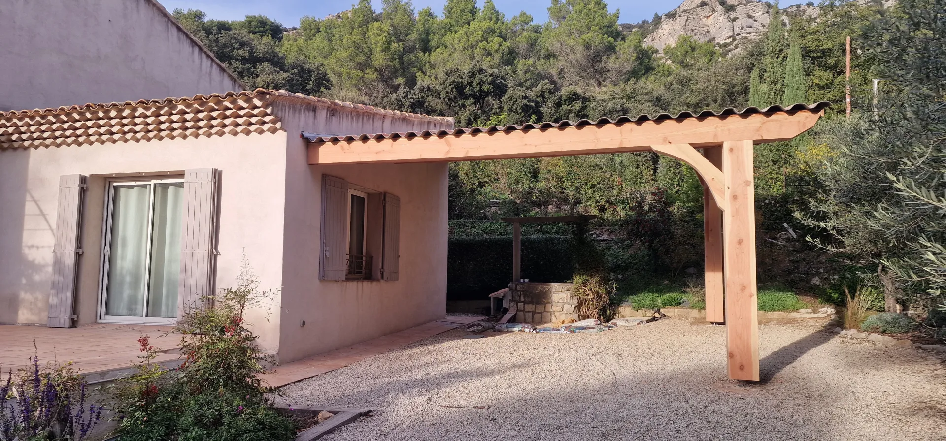 Auvent bois douglas massif avec support photovoltaïque intégré – Vauvenargues – conception sur façade existante