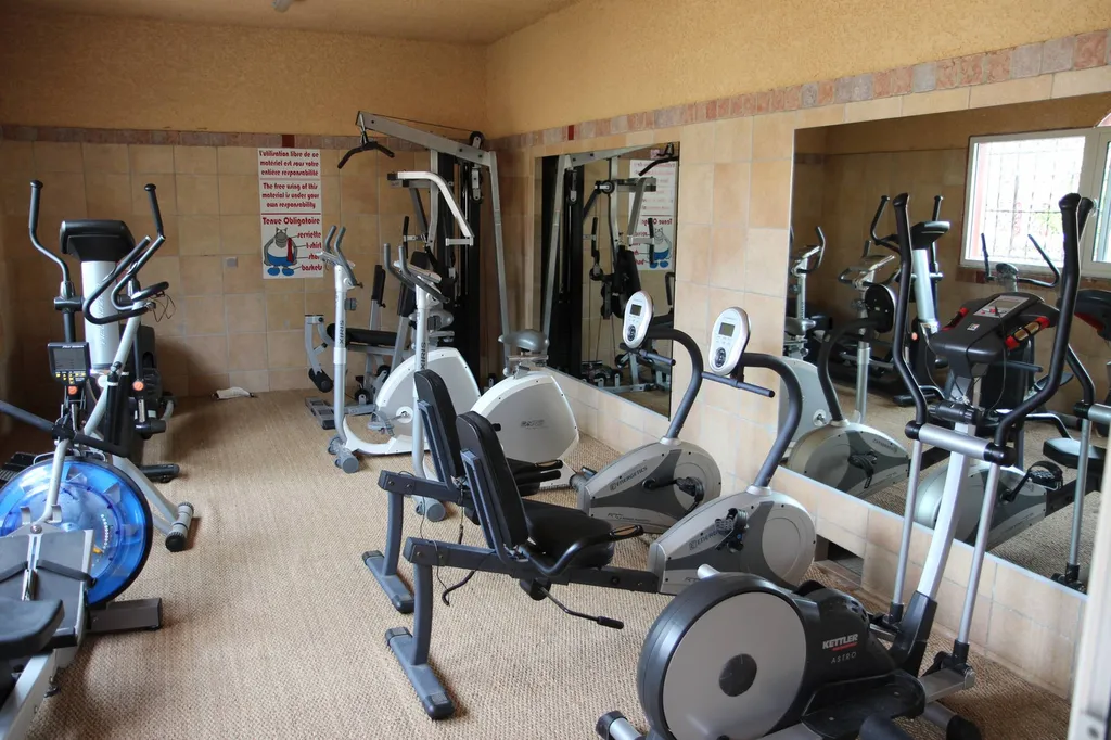 Location avec salle de sport et piscine chauffée avec spa  bord de mer à Vias