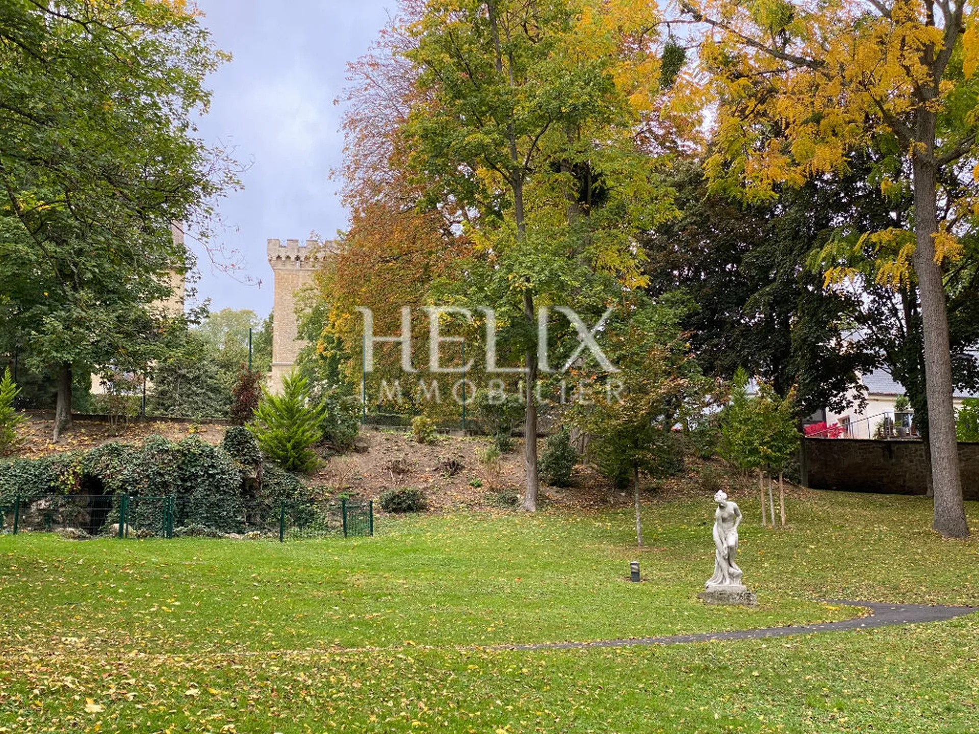 Le Pecq, sous les terrasses de saint Germain en Laye. 
3 pièces au sein d'un magnifique parc.
