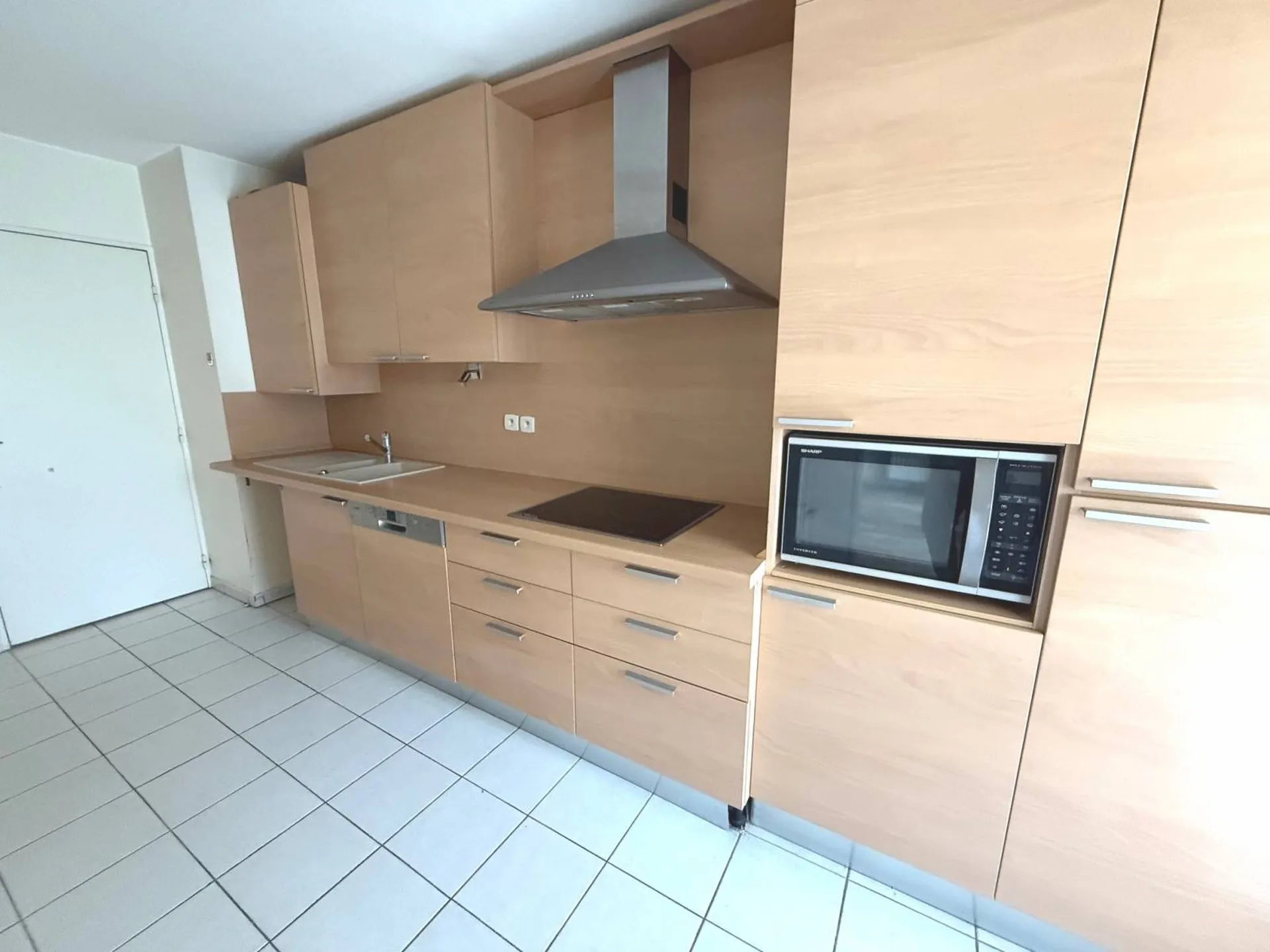 Cuisine équipée pour ce type 3 à ROQUEFORT LA BEDOULE