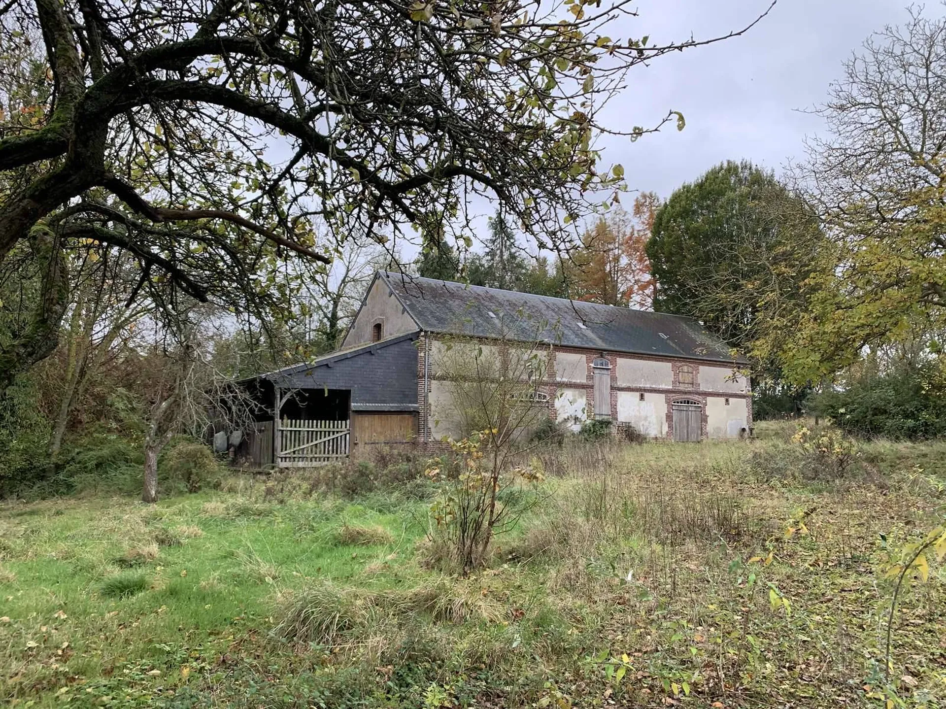 Acquisition entre LIVAROT 14140 et LISIEUX 14100 dans un environnement calme et préservé, belle propriété agricole avec plusieurs bâtiments, dont un manoir en colombages à restaurer.