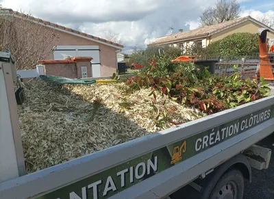 Entretien des espaces verts à Tournefeuille proche de Toulouse, par l'équipe de professionnels MAT'TAILLE 
