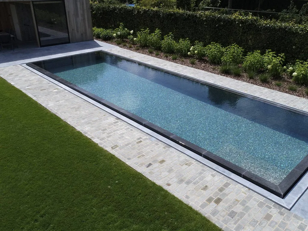 UNE PISCINE MODERNE - MOSAÏQUE TIGRATO