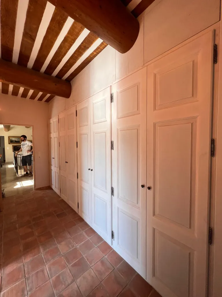 Aménagement de placards sur mesure dans un couloir au Tholonet à proximité d'Aix en Provence 13