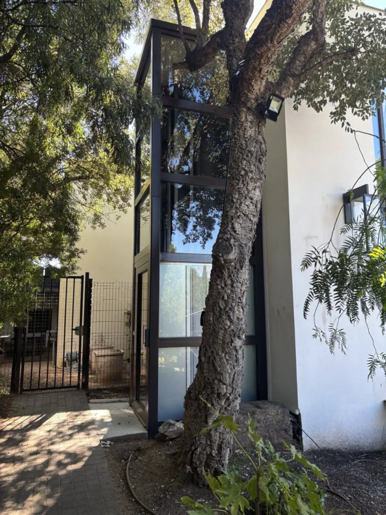 L'ascenseur de maison en pylone extérieur VIMEC ARIA, s'intègre parfaitement à son environnement dans le golfe de Saint Tropez