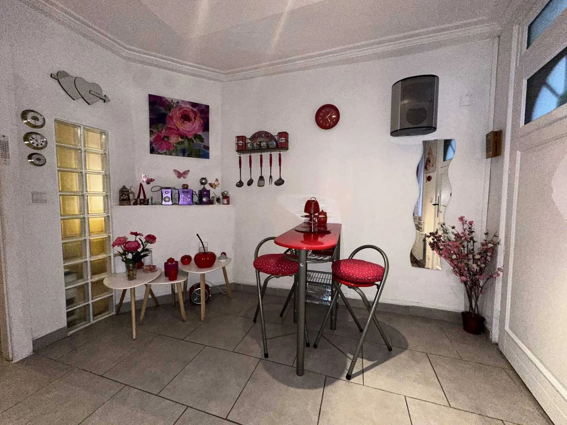 Vends ce studio astucieusement agencé, 24m2 de confort en plein cœur de Dieppe, avec débarras et cave inclus.