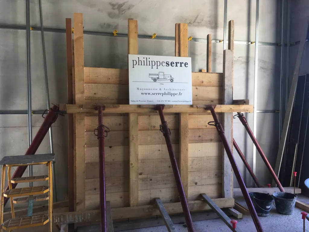 Réalisation d'une cheminée en béton dans une maison neuve à Salon de Provence - coffrage extérieur