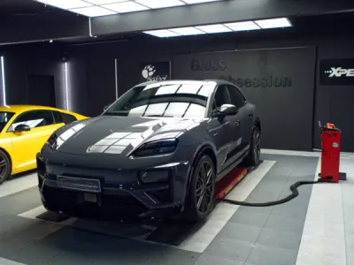 Porsche Macan après un polissage minutieux, apportant une brillance exceptionnelle et une finition lisse grâce à notre expertise en esthétique automobile