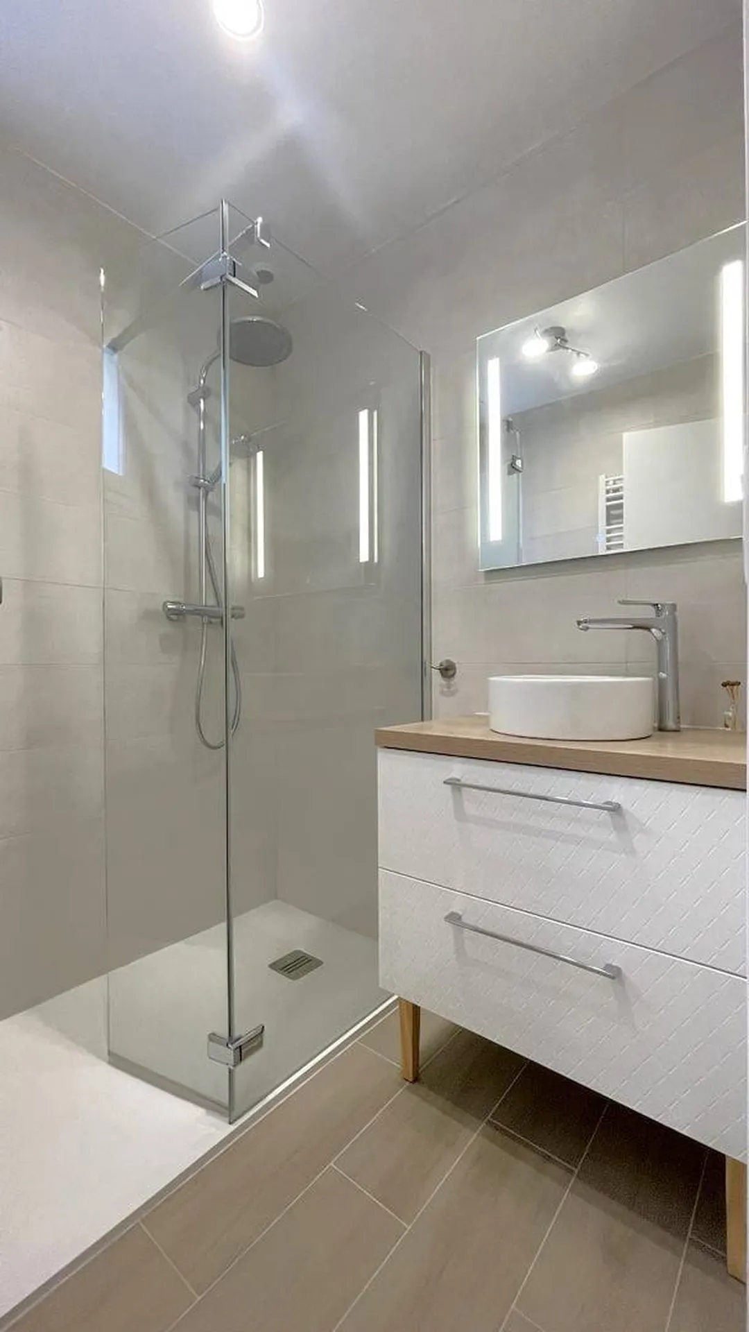 Maison avec deux chambres et salle d’eau moderne à vendre : Un palier dessert deux chambres, une salle d’eau contemporaine, un WC indépendant et des placards de rangement, offrant tout le confort nécessaire.