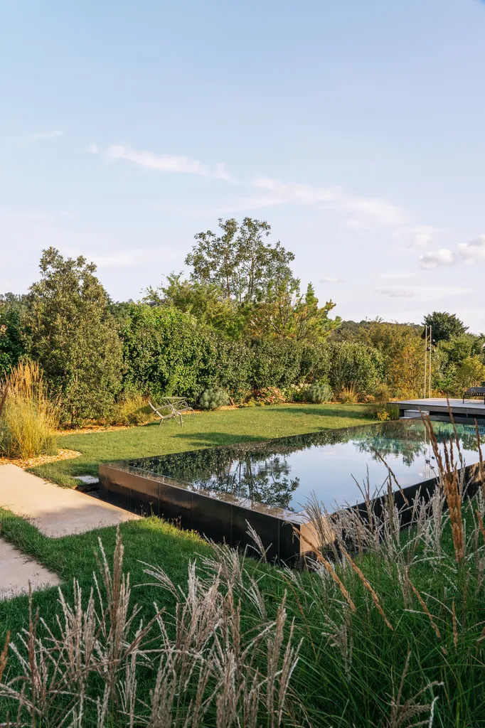 Aménagement paysager complet avec piscine, spa et plantations dans un jardin contemporain à Fleurieu-sur-Saône (69250)