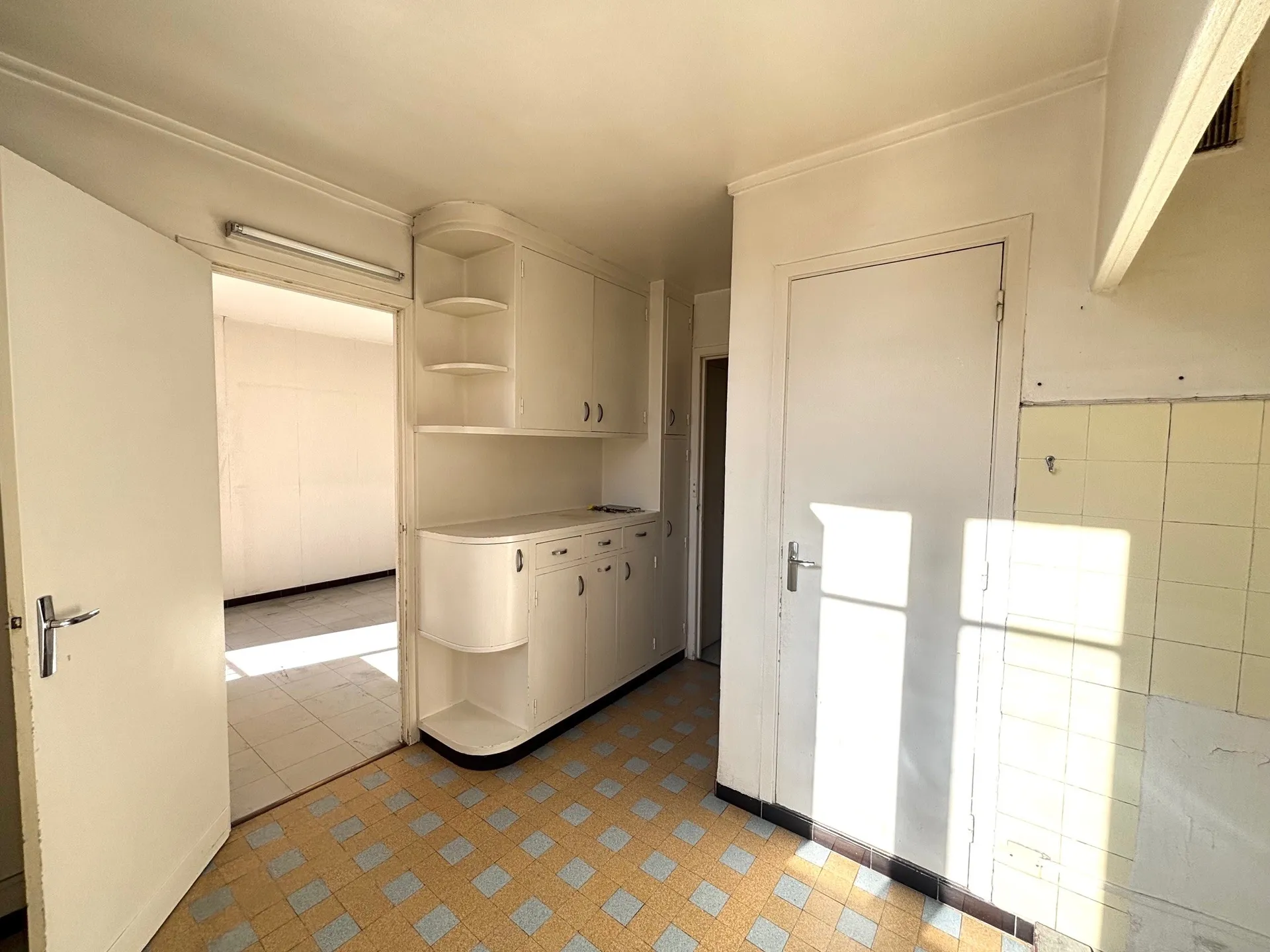 A vendre Marseille 13006 T3 situé au 4éme étage sur 8 avec ascenseur