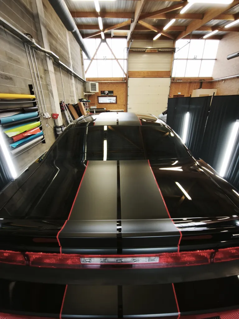 Covering automobile sur Dodge Challenger SRT noir bandes racing noir satin et finitions premium à Randan Auvergne