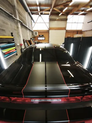 Covering automobile sur Dodge Challenger SRT noir bandes racing noir satin et finitions premium à Randan Auvergne