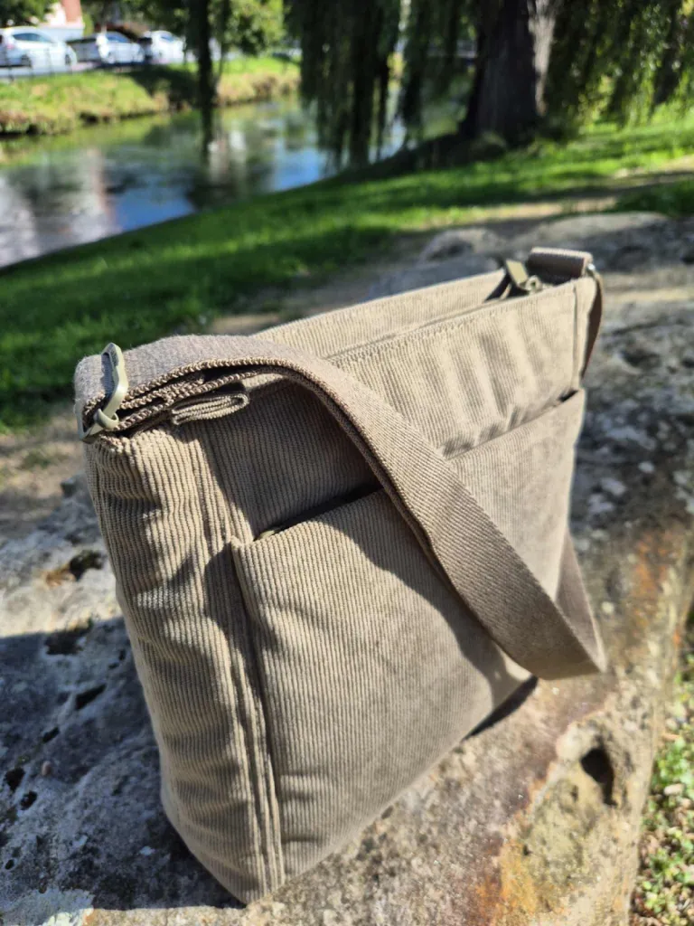 Sac bandoulière HEDGREN en velours disponible chez Evasion Eu