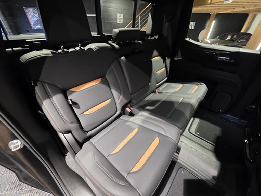 Banquette arrière GMC Sierra AT4 Crew Cab intérieur cuir – confort passagers pick-up haut de gamme