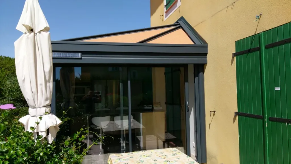 Véranda avec toiture isolante et éclairage led sur Lançon de provence 