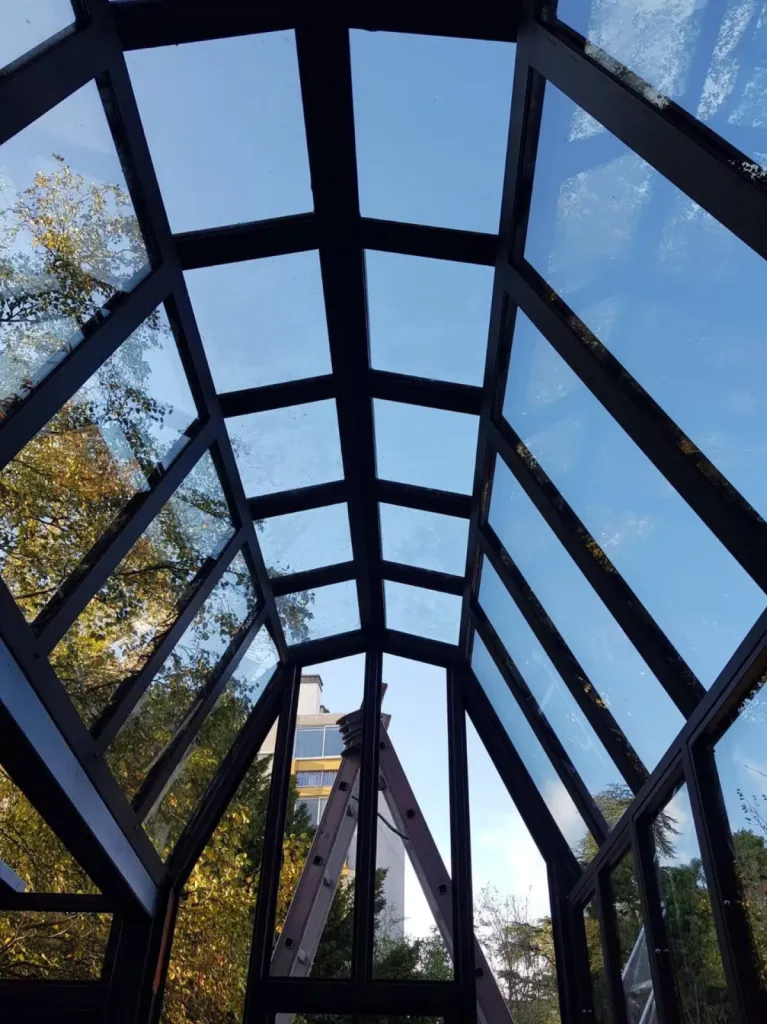 Fabricant spécialisé dans la conception de véranda en acier avec toiture vitrée isolante haut de gamme maison Lyon