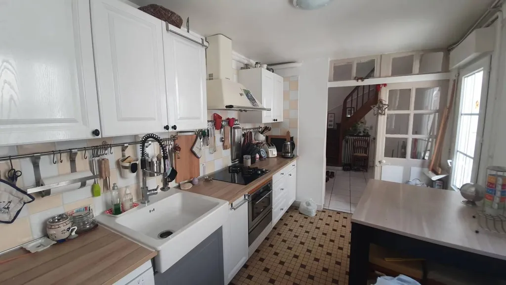 cuisine aménagée et équipée avec son arrière cuisine