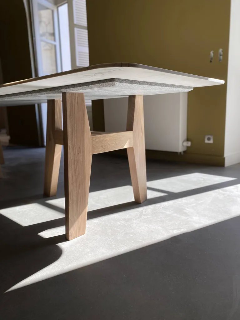 Table en Quartzite avec ces pieds en bois sur-mesure à Arles