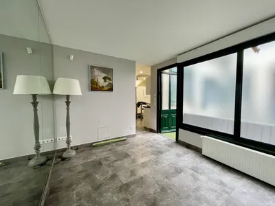 espace vestiaire/ chambre au Rdc appartement comme une maison par Helix immobilier le Vesinet