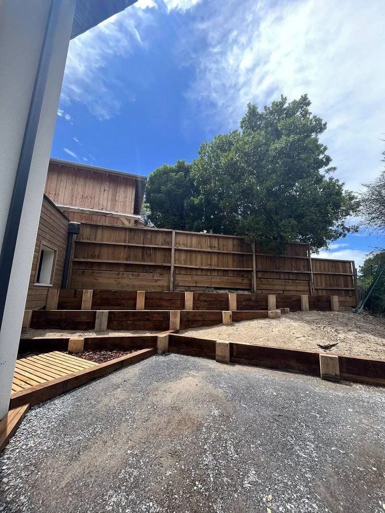 Réalisation de retenue de sable avec des traverses en chêne à Mimizan