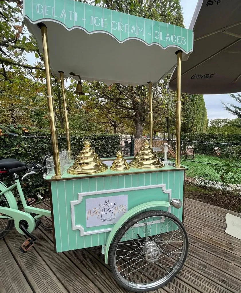 Louer un service traiteur à domicile avec accessoires vintage près de Saint-Germain-en-Laye : vélo triporteur, vespa, machine à barbe à papa
