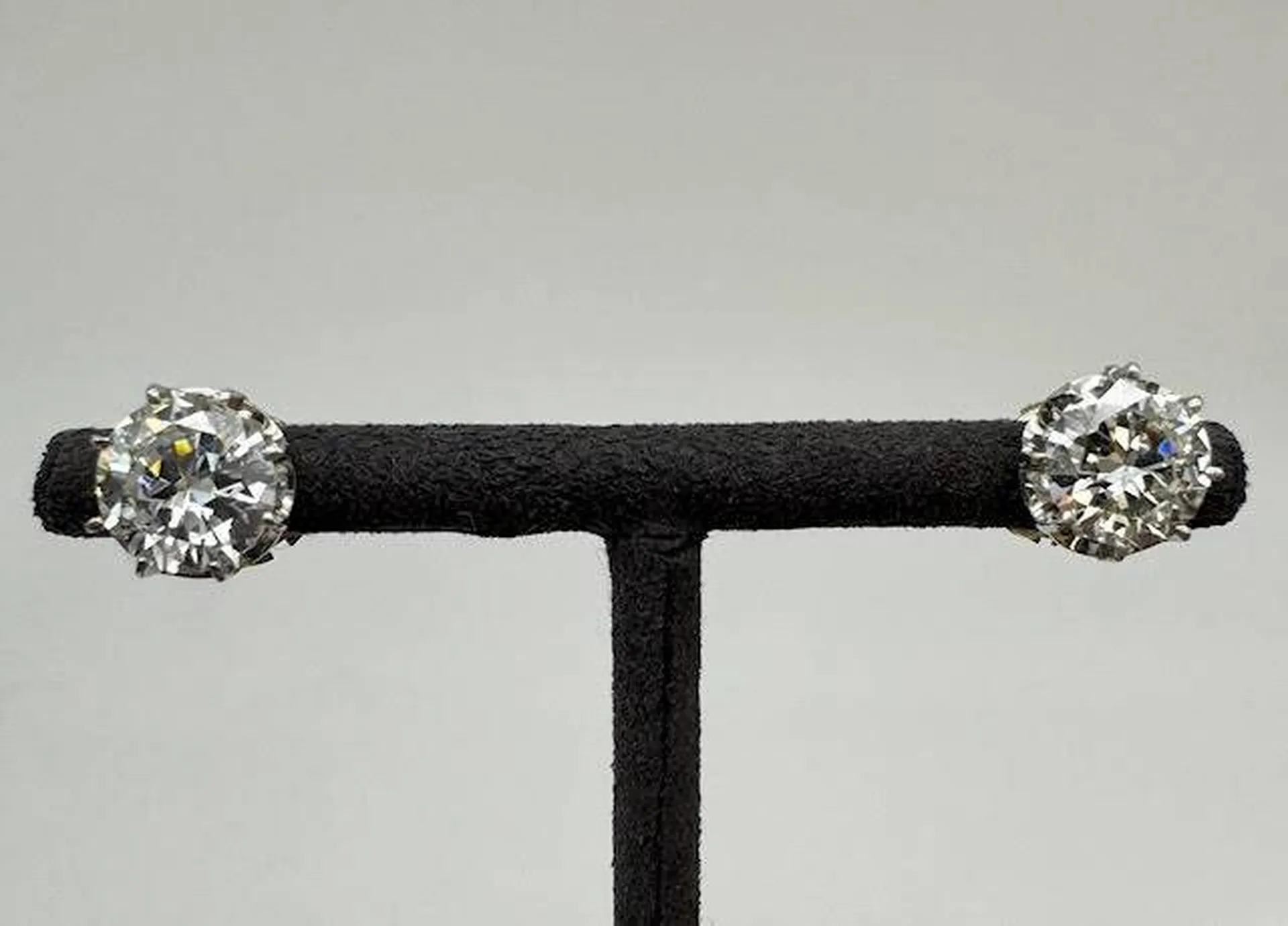 Une Pièce Maîtresse : Les Puces d'Oreilles en Diamant de la Bijouterie Or Ligne près de Bordeaux