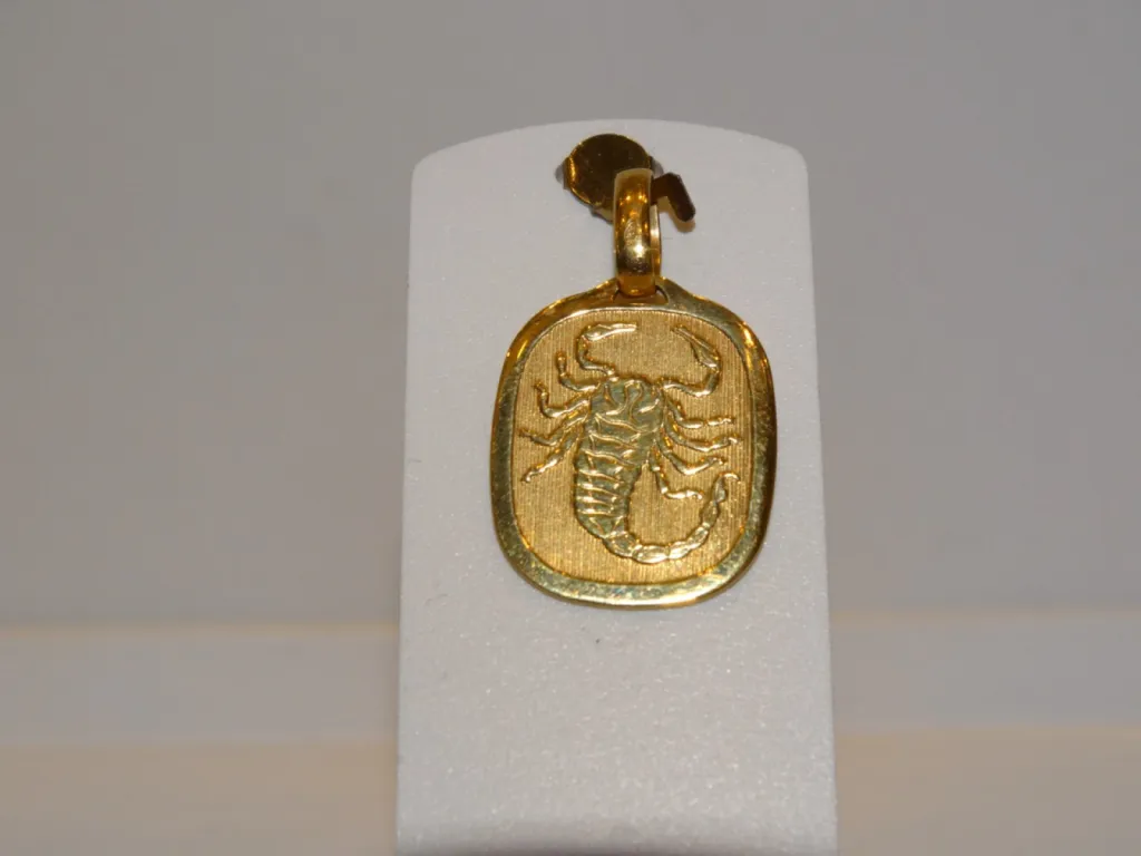 Scorpion gravé sur plaque en or jaune 18 carats