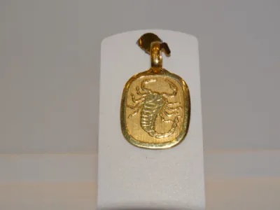 Scorpion gravé sur plaque en or jaune 18 carats